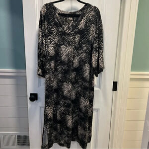 Donna Karan Sleepwear Black Cream‎ Design 3/4 Length Sleeve Nightgown. Size 2X.